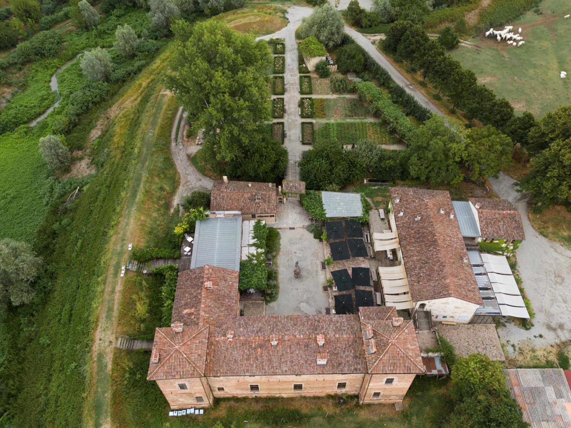 Antica Corte Pallavicina Relais Guest House Polesine Parmense Exterior photo